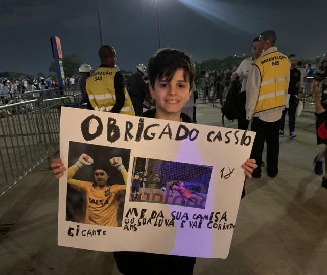 开云APP-少年想跟门将要球衣 警察不让他带标语进场 对吗