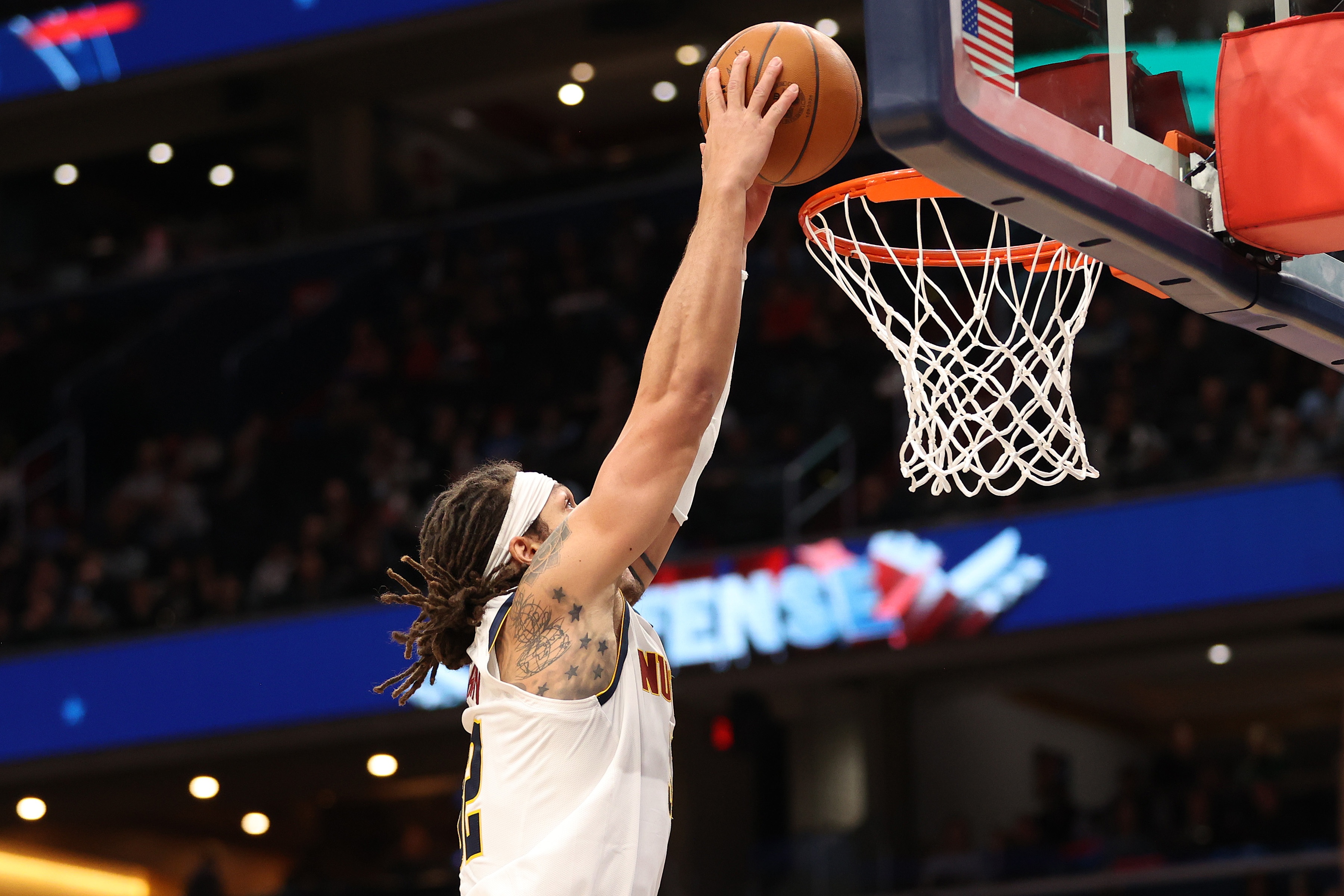 开云APP-单核带队！阿隆·戈登上半场9中4得13分6板3助2断 三分2中1